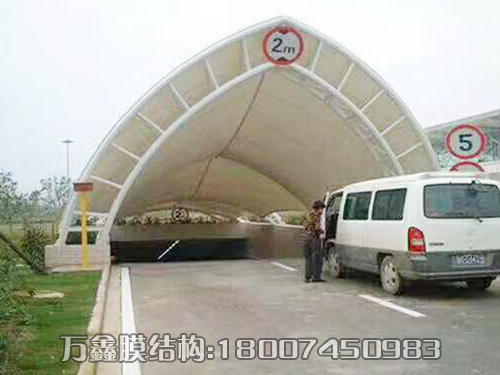 停車(chē)場(chǎng)出入口及過(guò)道